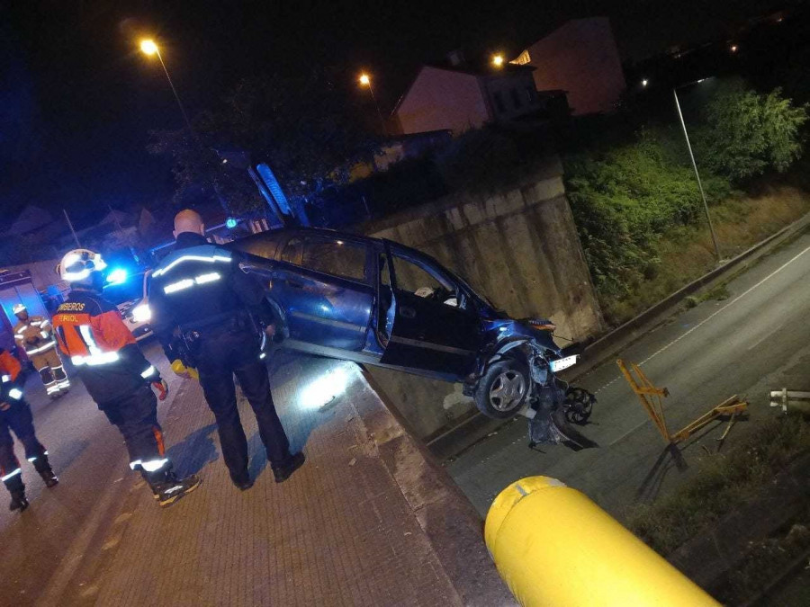 La Policía busca a los ocupantes de un vehículo accidentado en la carretera de Xoane