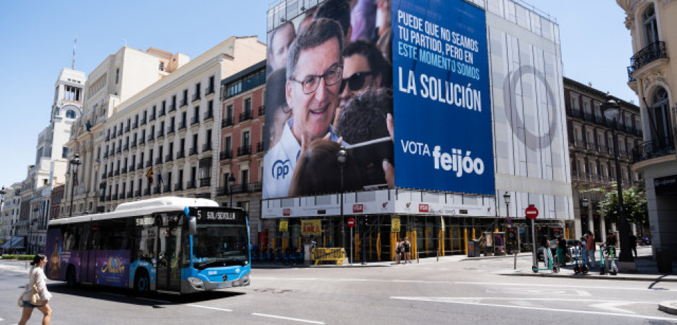 El PP despliega en Madrid una lona en la que Feijóo llama al voto útil más allá de su partido