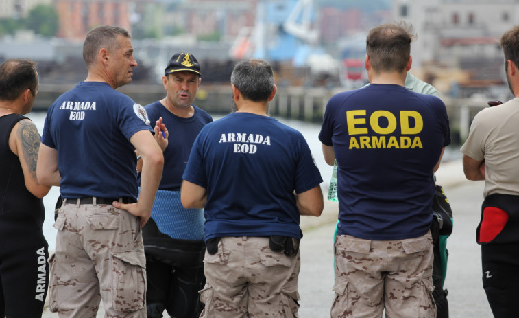 Buzos de la Armada de Ferrol neutralizan una bomba de aviación en Pasaia