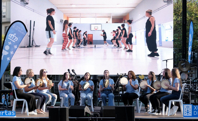 La plaza de Amboaxe se inunda de música en la gala de cierre de las Escolas Abertas