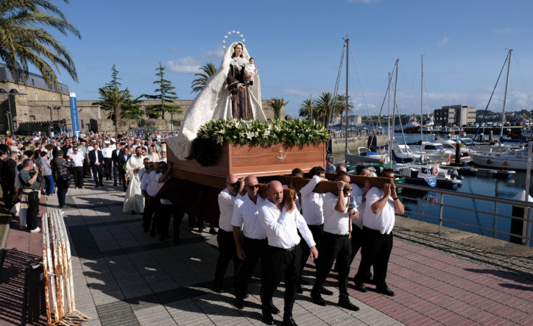 Homenaje a las gentes del mar en un día del Carmen muy intenso en Ferrol