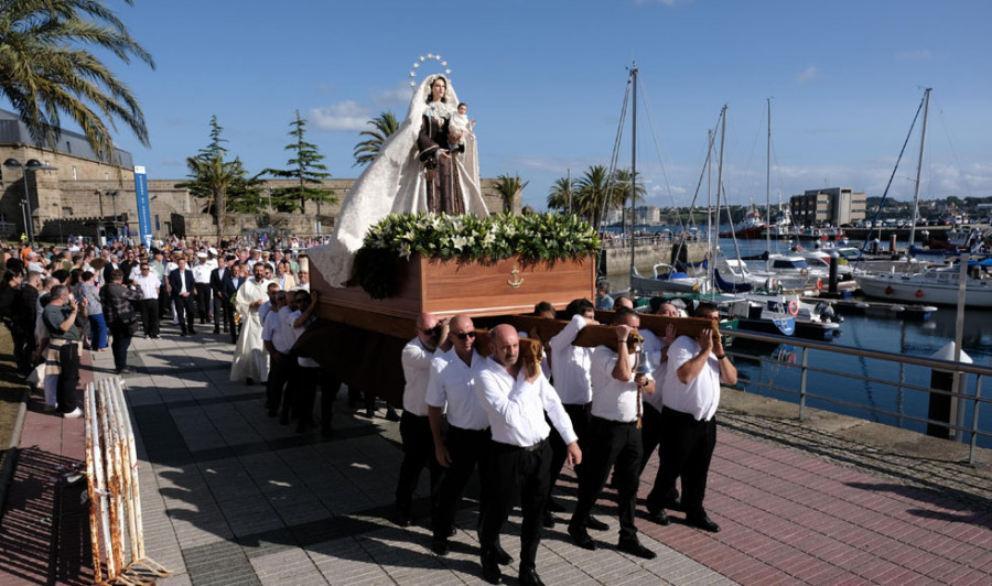 Homenaje a las gentes del mar en un día del Carmen muy intenso en Ferrol