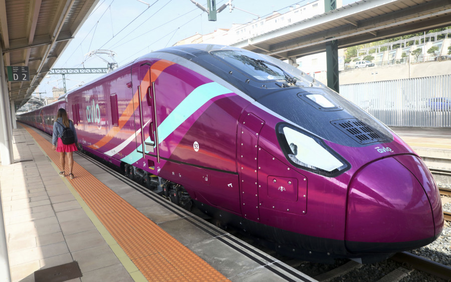 Un tren 'Avlo', o 'low cost' de Renfe, roda en probas por primeira vez pola rede ferroviaria galega