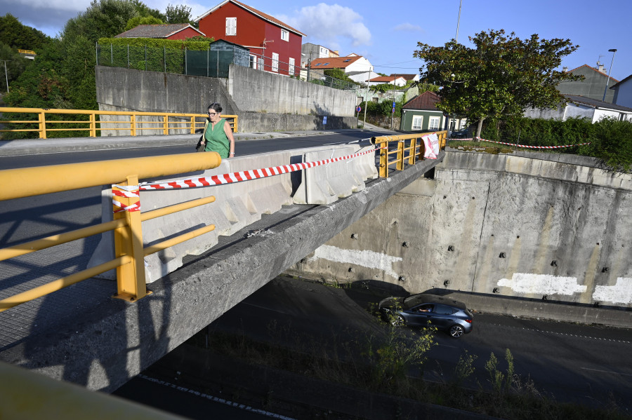 Localizado el conductor que abandonó su vehículo tras chocar en el puente de Xoane