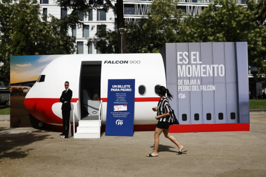 El PP instala una maqueta con el Falcon junto a la plaza de Colón: "Es el momento de bajar a Pedro"