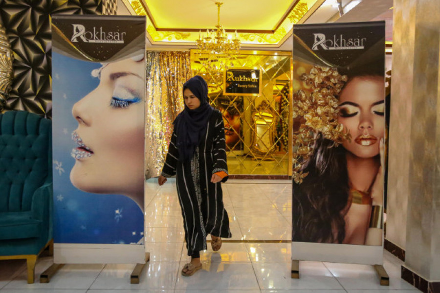 Los talibanes afganos reprimen una protesta de mujeres contra el cierre de las peluquerías