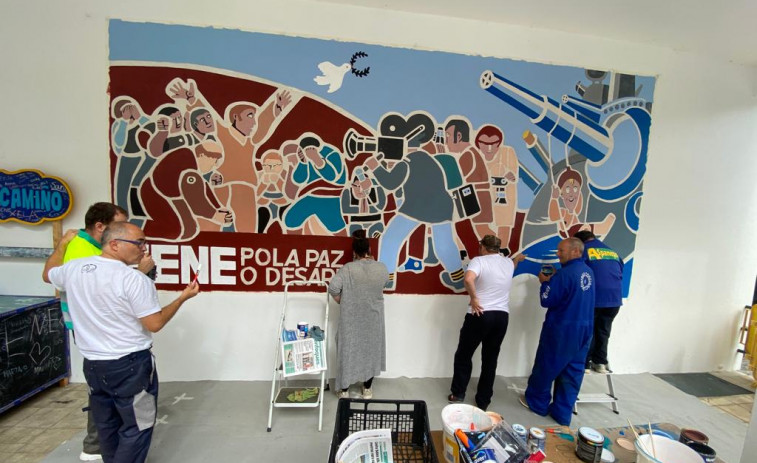 Usuarios de Aspaneps restauran el mural por la paz de Xaquín Marín en Fene