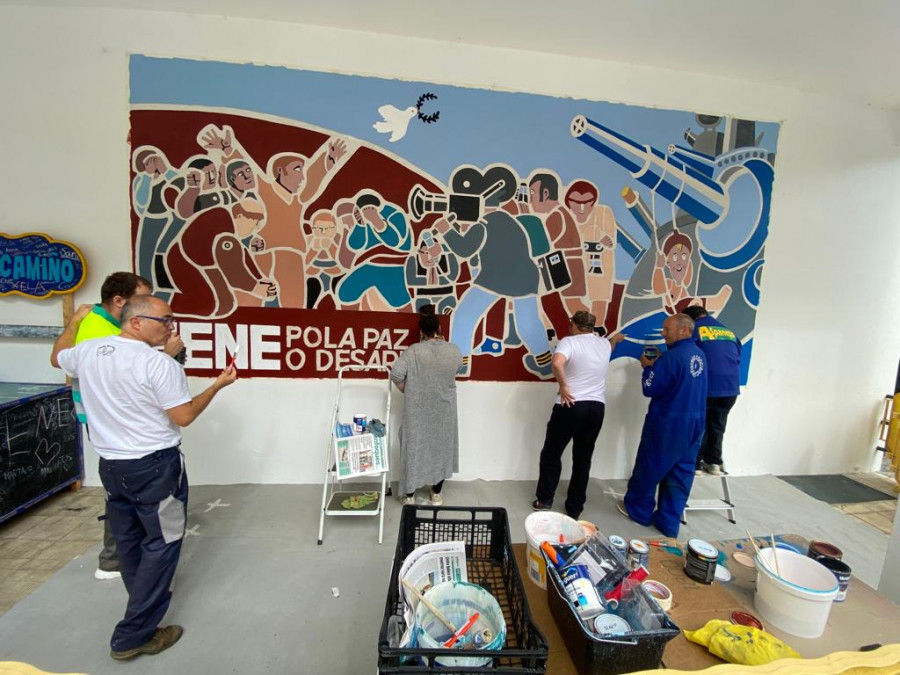 Usuarios de Aspaneps restauran el mural por la paz de Xaquín Marín en Fene