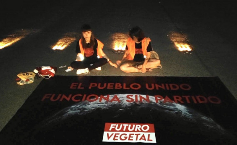 Activistas medioambientales se pegan al suelo en una pista del aeropuerto de Barajas