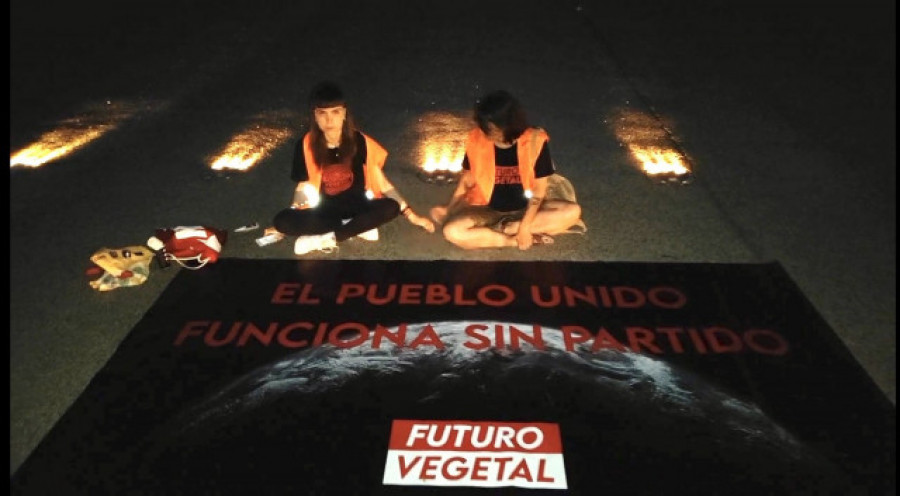 Activistas medioambientales se pegan al suelo en una pista del aeropuerto de Barajas
