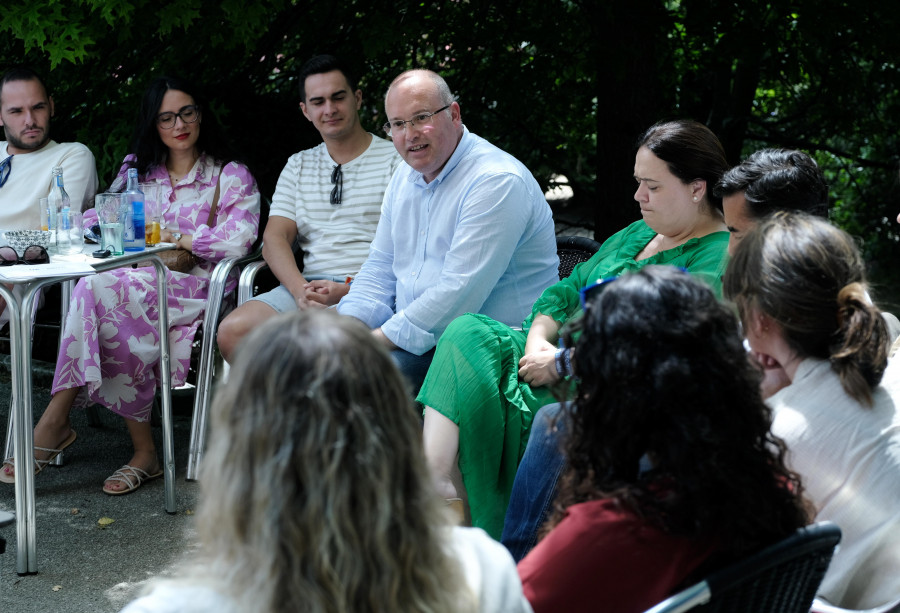 Miguel Tellado y Verónica Casal cierran la campaña en Ferrol con Nuevas Generaciones