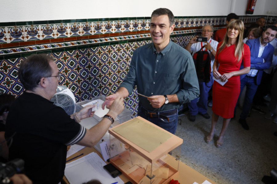 Sánchez vota y reclama una participación electoral "histórica" para que haya "un Gobierno fuerte"