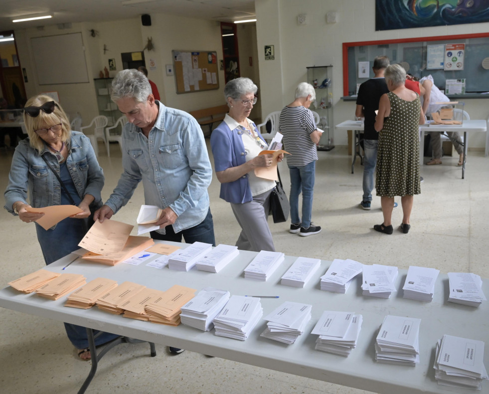 Varios votantes en un colegio electoral de A Coruña @Javier Alborés