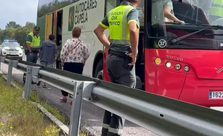 Un autobús fletado que cubría la ruta Ferrol-Santiago sufre un reventón en plena autopista
