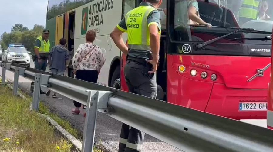 Un autobús fletado que cubría la ruta Ferrol-Santiago sufre un reventón en plena autopista