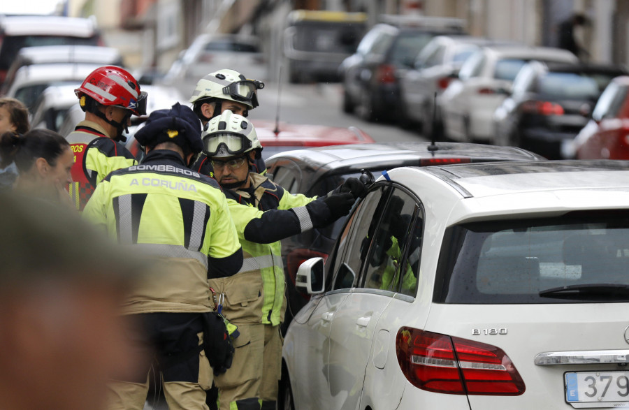 Rescatan a una niña que se quedó encerrada en el coche de su madre en Vigo