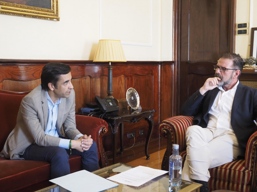 La oposición reclama un alcalde a tiempo completo y Mato acusa a Rey de “fraude á cidadanía”