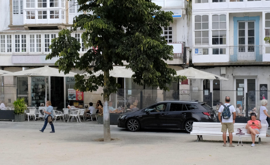 Críticas al paso de vehículos por la plaza de Armas tras el anuncio de retirada de las cámaras