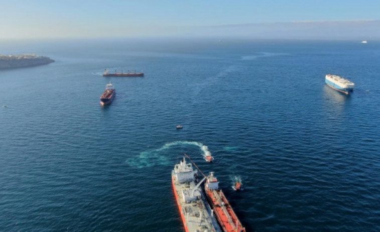 La Policía de Gibraltar detiene al capitán del barco que causó el vertido en la bahía