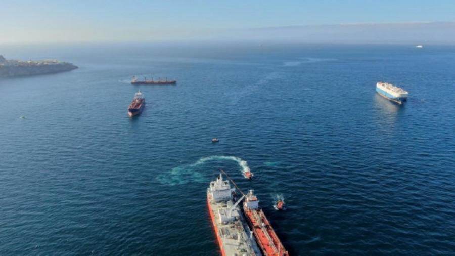La Policía de Gibraltar detiene al capitán del barco que causó el vertido en la bahía