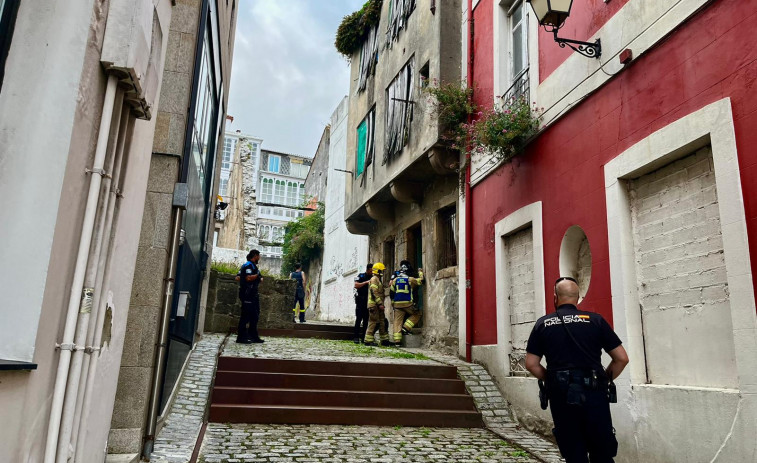 Movilizados los profesionales del cuerpo de Bombeiros por un pequeño incendio en Ferrol Vello