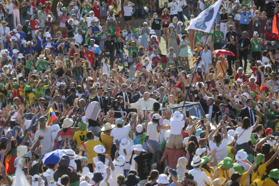 Francisco entra en el santuario de Fátima en papamóvil recibido por miles de personas
