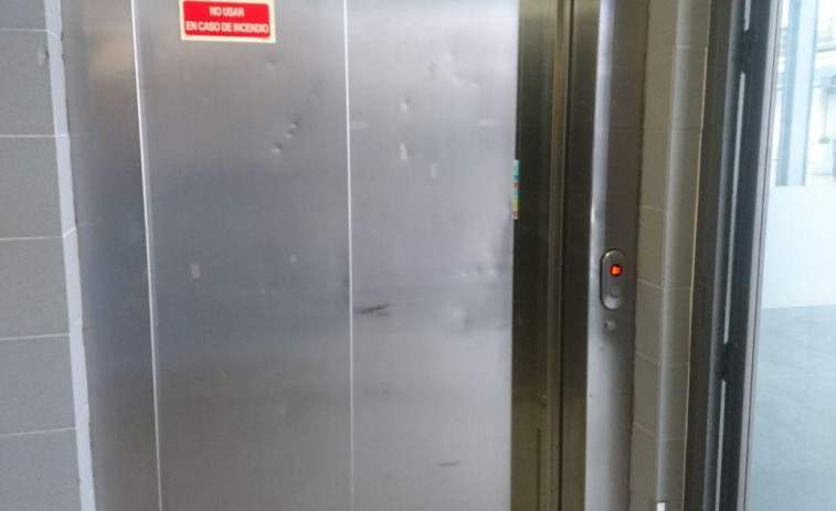 Rescatada una mujer que se quedó atrapada con la puerta de un ascensor en Ferrol