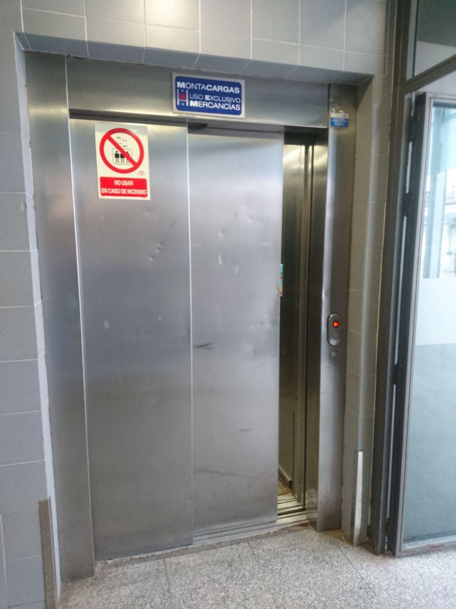 Rescatada una mujer que se quedó atrapada con la puerta de un ascensor en Ferrol