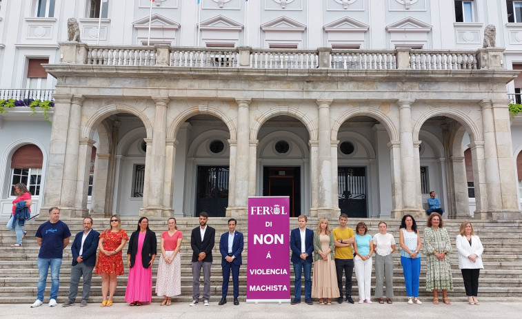 Minuto de silencio na praza de Armas de Ferrol polos últimos crimes machistas