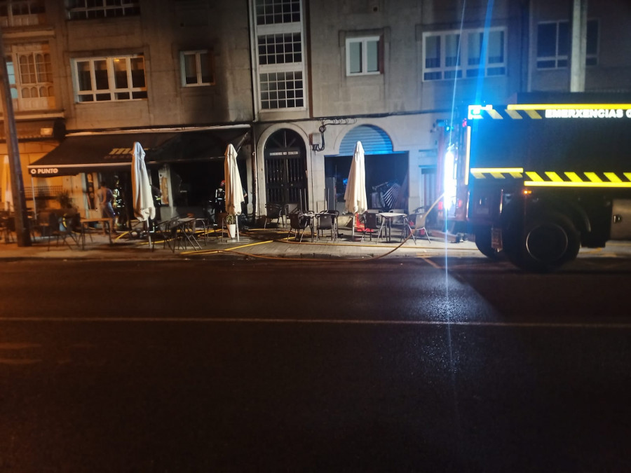 Un incendio arrasa de madrugada parte de un bar en el bajo de un edificio de Cabanas