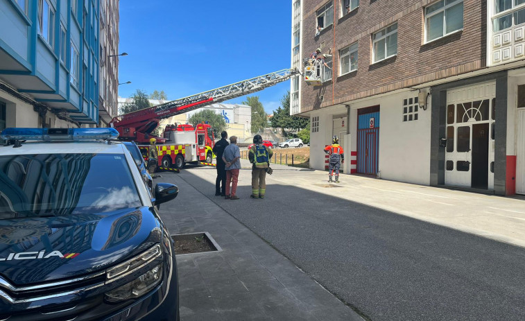 Los bomberos y la Policía Nacional rescatan en Ferrol a una septuagenaria que se había caído en su domicilio