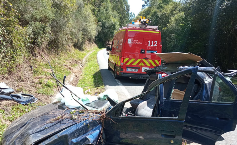 Excarceladas dos mujeres tras sufrir una salida de vía en la parroquia de Recemel, en As Somozas