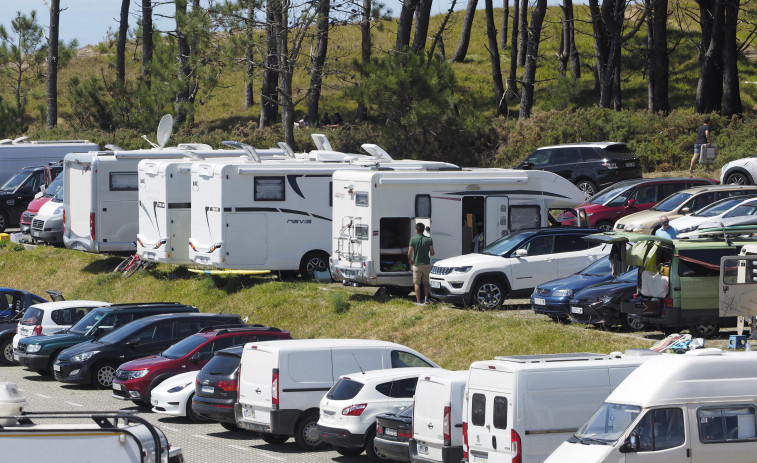 Malestar por la ocupación permanente de caravanas en las playas ferrolanas