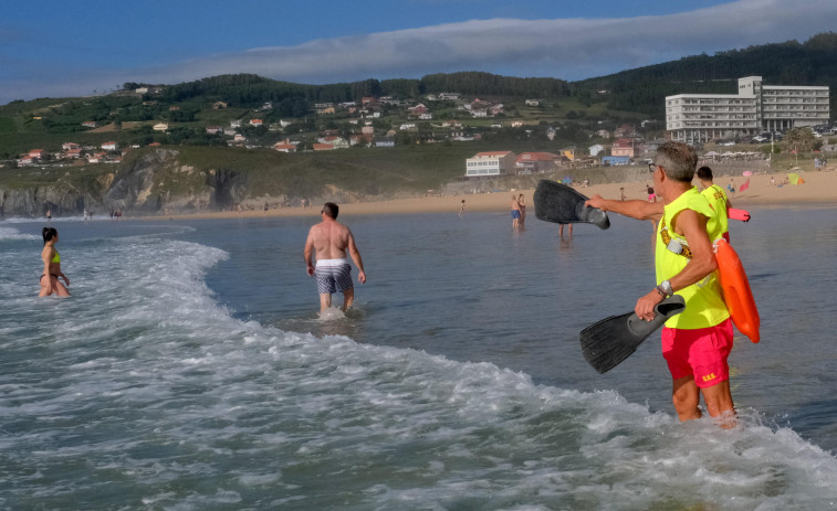 Rescatan a dos bañistas en la playa de A Frouxeira, en Valdoviño