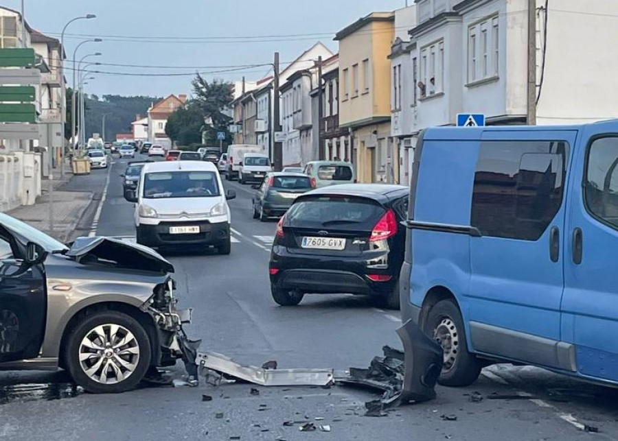 Una colisión entre un turismo y una furgoneta bloquea la circulación en Covas