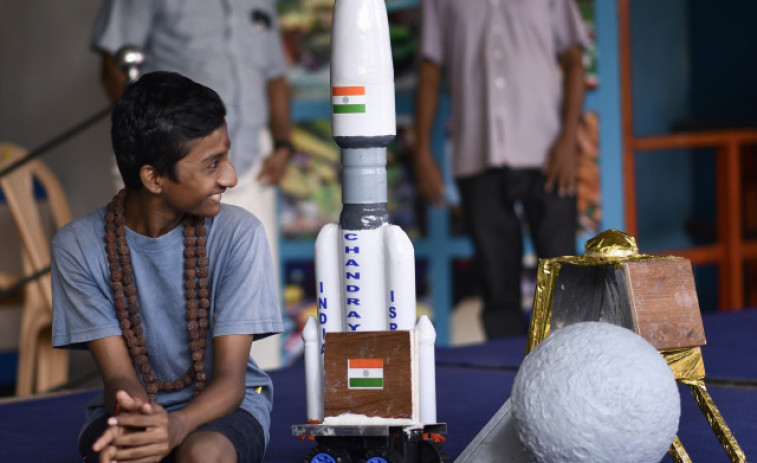 La misión espacial de la India logra con éxito alunizar en el polo sur de la Luna