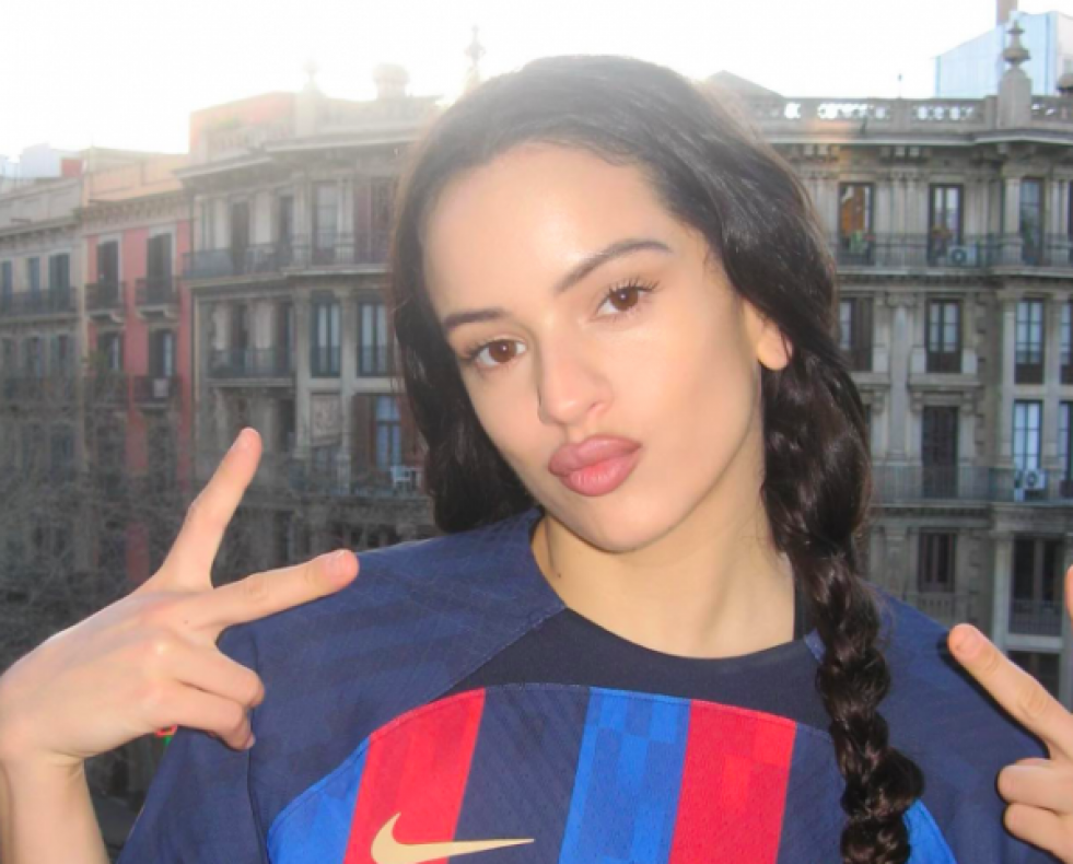 RosalaluciendolacamisetadelFCBarcelona