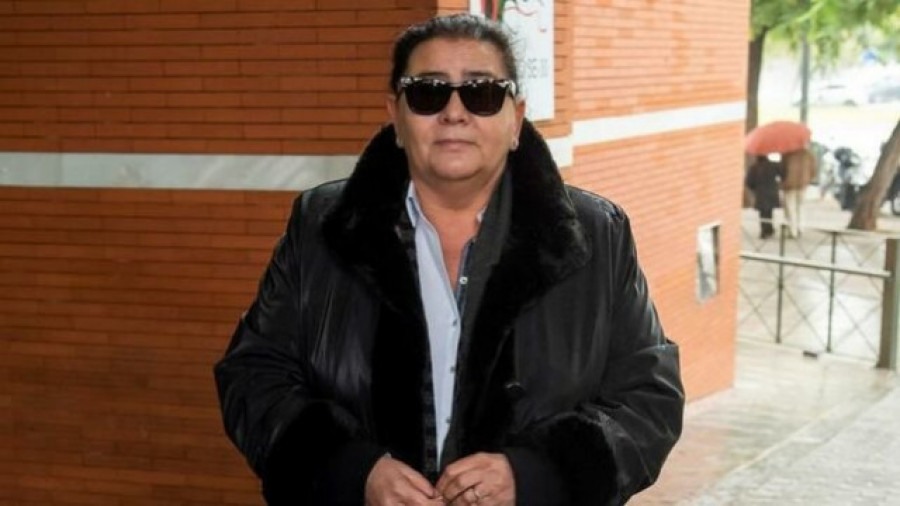 Unos encapuchados asaltan la casa de María del Monte con ella dentro
