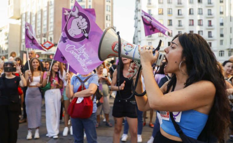 Cientos de personas apoyan a Jenni Hermoso en Madrid