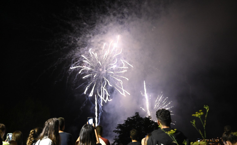 Fin de fiesta en Ferrol con el hermanamiento con Vila do Conde, ofrenda en Amboage y fuegos artificiales