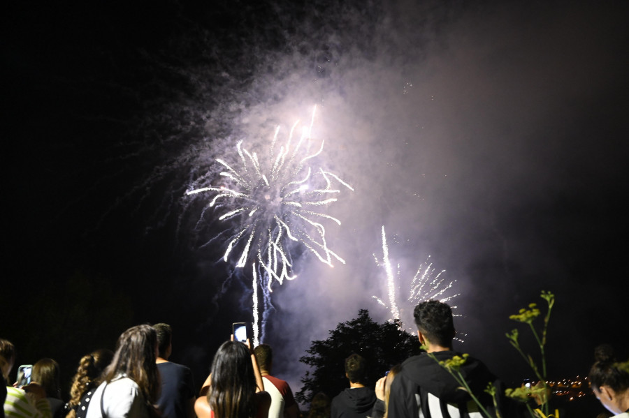Fin de fiesta en Ferrol con el hermanamiento con Vila do Conde, ofrenda en Amboage y fuegos artificiales