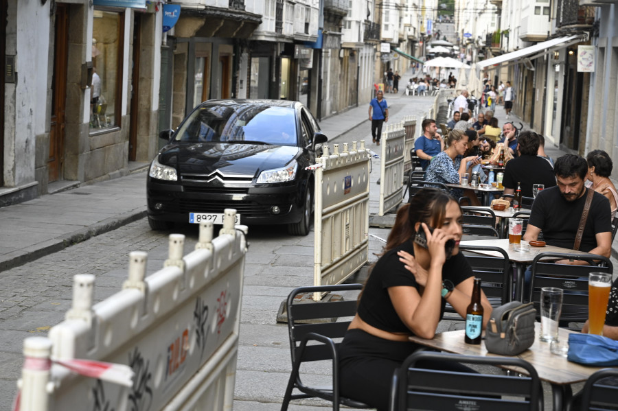 Terrazas, peatones y vehículos conviven en la ferrolana calle Magdalena