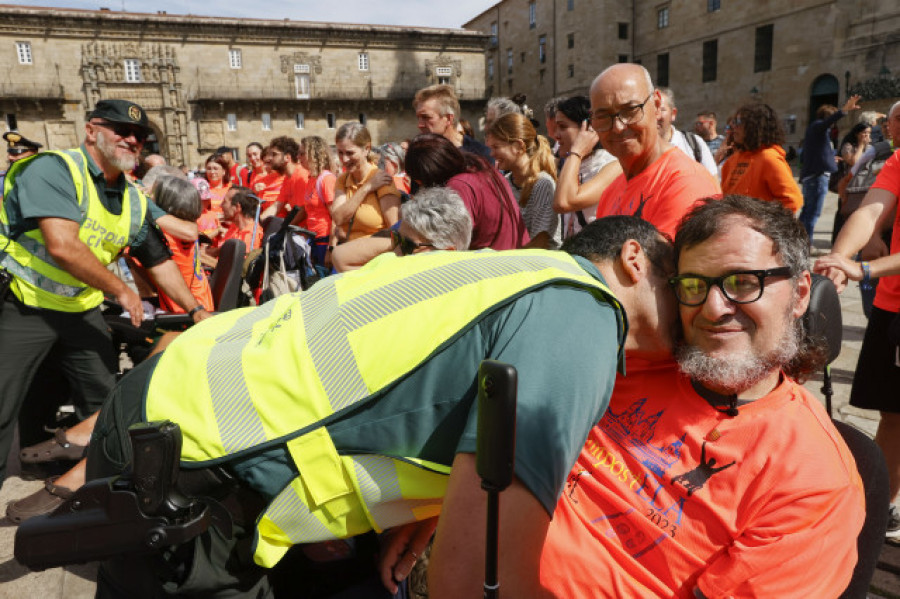 Un grupo de personas con ELA se reivindica en el Camino de Santiago