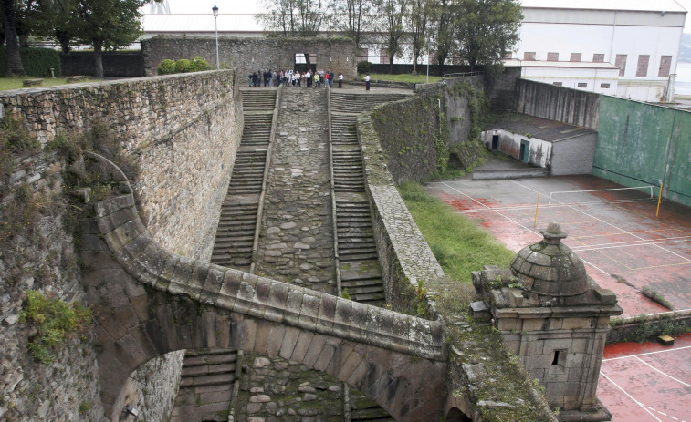Defensa encarga un proyecto para rehabilitar la muralla ferrolana de Fontelonga