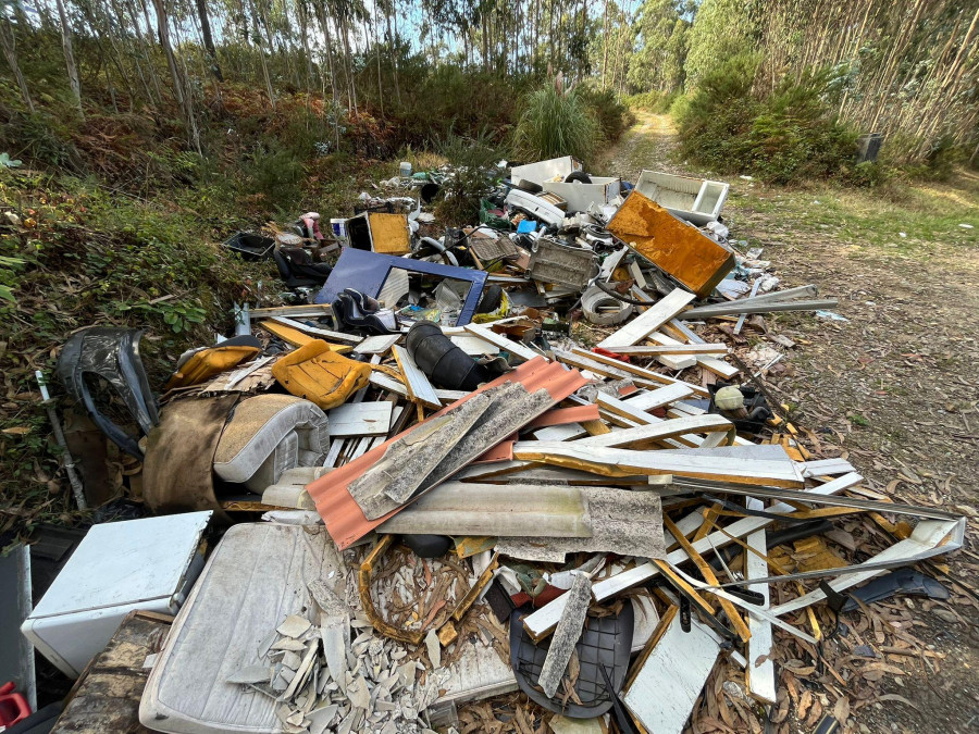 Los vertederos incontrolados continúan poblando las parroquias de la zona rural de Ferrol