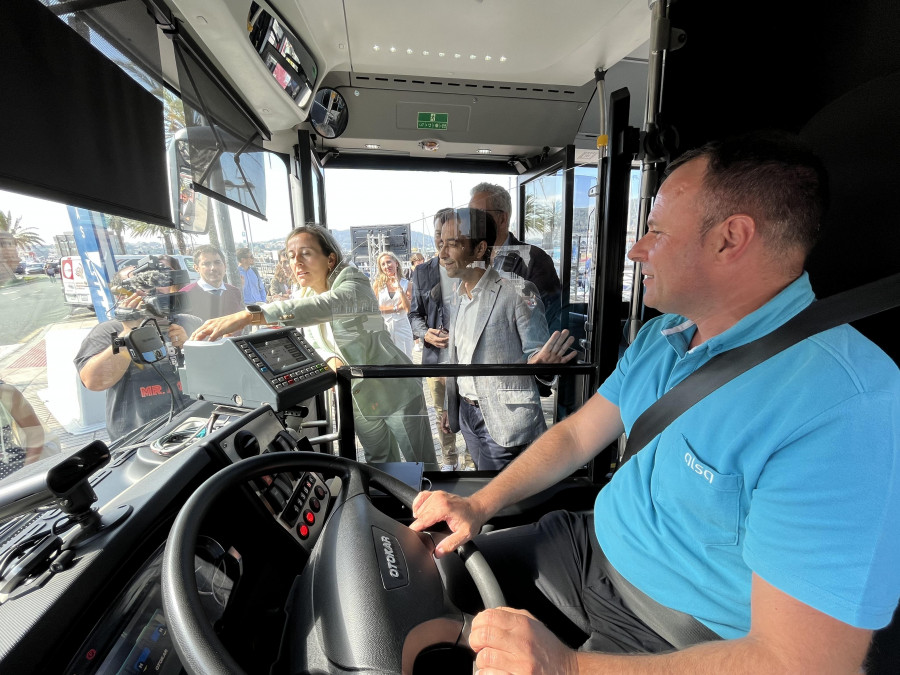 Ferrol acoge una experiencia piloto de uso de tarjeta del bus en el móvil para los jóvenes