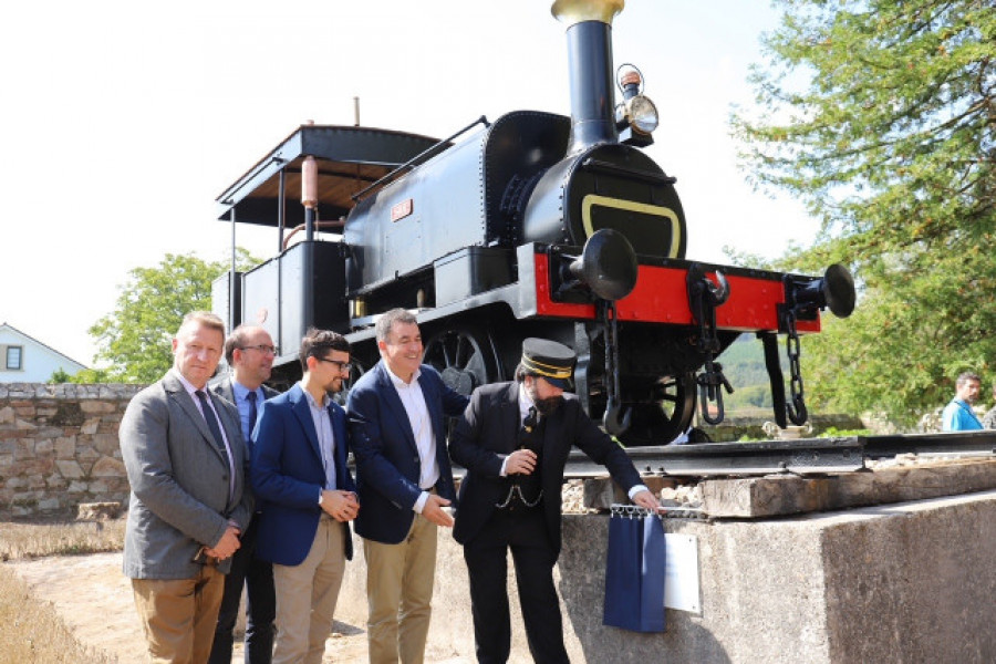 La locomotora Sarita se incorpora a la musealización de la Fundación Camilo José Cela