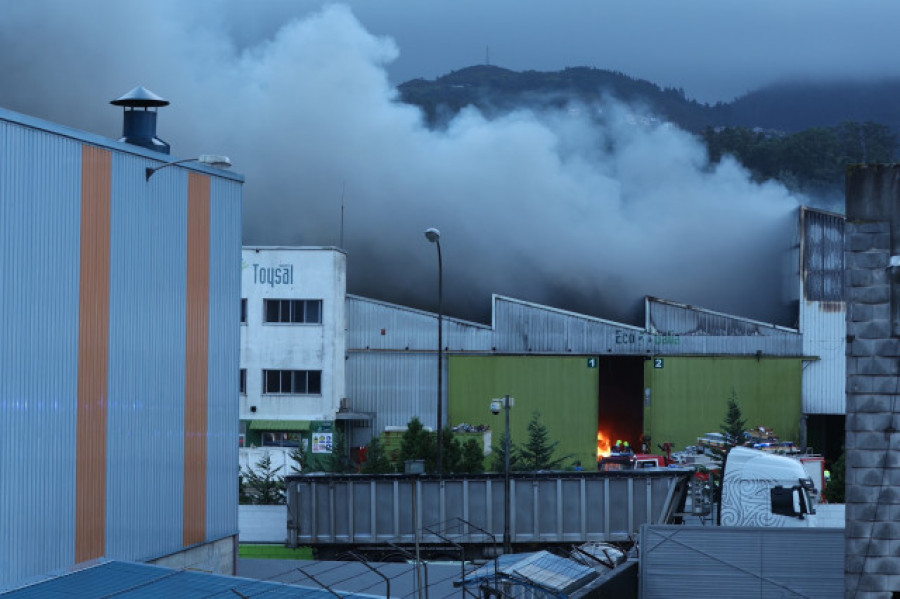 Controlado un incendio declarado en una nave del punto limpio de Vigo