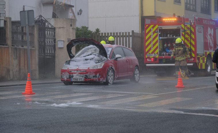 Incendio nun vehículo que circulaba dirección Narón