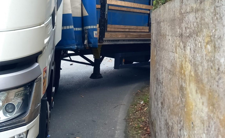 Un camión se queda atrapado en un camino por seguir las indicaciones del GPS